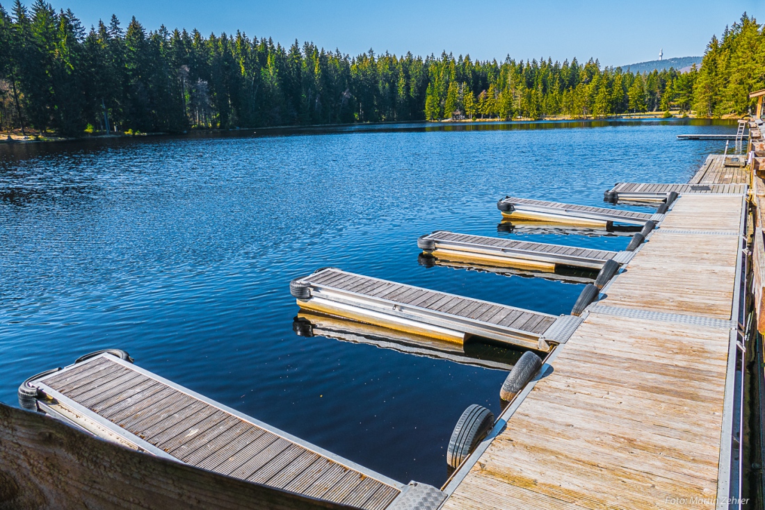 Foto: Martin Zehrer - An diesem Steg parken im Sommer die Tretboote. Gleich oberhalb des Steges befindet sich die Außenbewirtung des Hotels am Fichtelsee.<br />
<br />
Frühling am 15. April 2019 