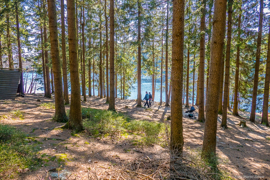 Foto: Martin Zehrer - Perfekt zum Wandern und Entspannen... Laufen in der Frühlingssonne um den Fichtelsee am 15. April 2019... 