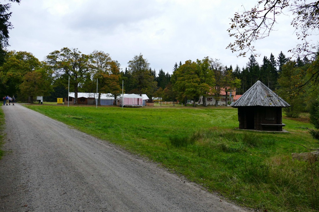 Foto: Martin Zehrer - Wandern im Steinwald<br />
<br />
Endlich da... Das Waldhaus, in dem es auch feine Brotzeiten gibt, ist in Sichtweite. Auch zu erkennen sind die Zelte für das anstehende Waldhaus-F 