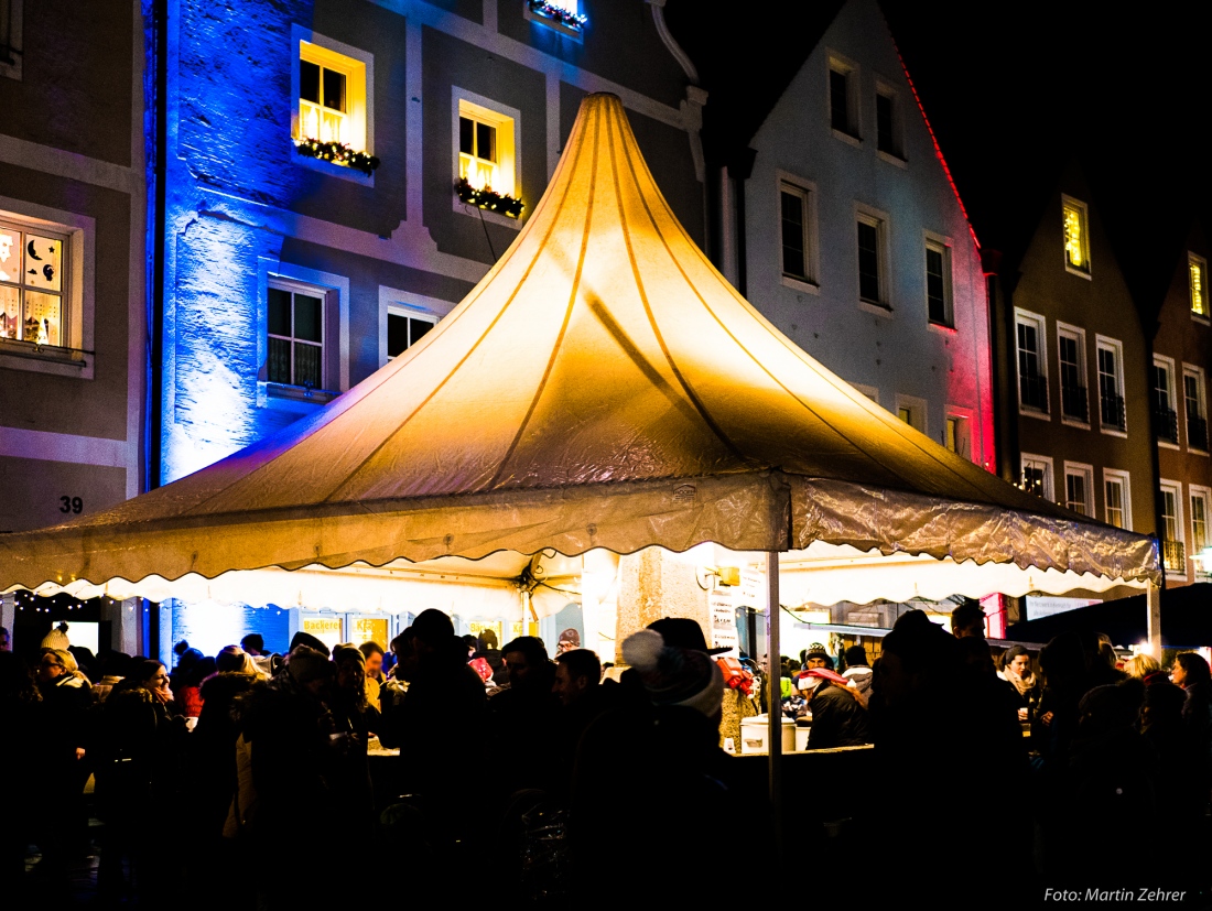 Foto: Martin Zehrer - Über den ganzen kemnather Stadtplatz waren die Stände des Candle Light Shoppings verteilt. Viele Besucher strömten durch die historische Altstadt und ließen sich von dem  