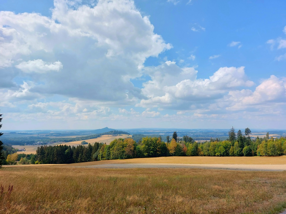 Foto: Martin Zehrer - Der Blick von der godaser Höhe aus übers kemnather Land.<br />
Fast nur braune Wiesen sind wegen der Trockenheit zu sehen.<br />
14. August 2022 