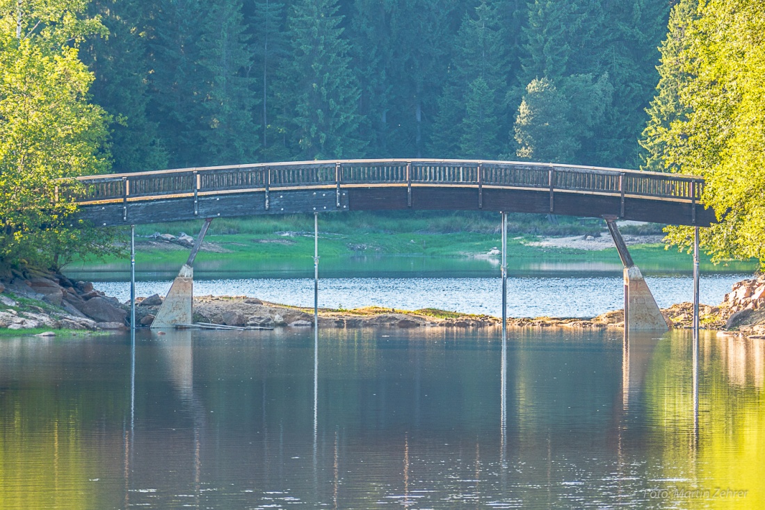 Foto: Martin Zehrer - Die Brücke über den Fichtelsee wird gerade renoviert. Dazu wurde auch der See auf eine bestimmte Höhe abgelassen, um die Arbeiten zu ermöglichen. Selten sieht mann den Gr 