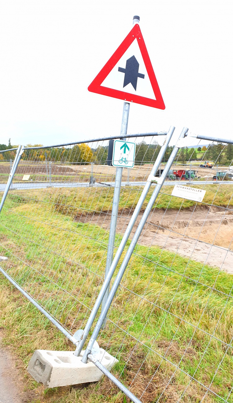 Foto: Martin Zehrer - Schild gegen Bauzaun!!!<br />
<br />
Noch hält das Schild dagegen und hindert den Bauzaun vom kompletten Darniederlegen.<br />
<br />
Heftige Winde am 21. Oktober 2021 