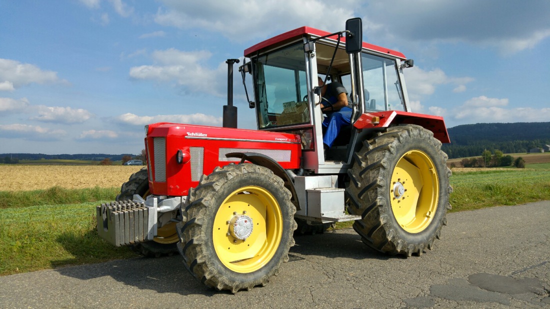 Foto: Martin Zehrer - Schlüter Compact 950 V6 vom Hecht, gesehen zwischen Lochau und Neuhof bei Pullenreuth... 