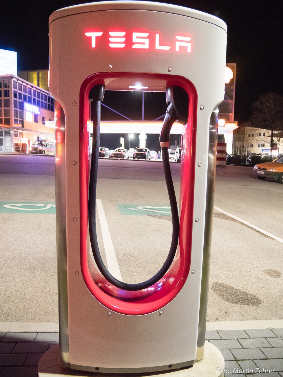 Foto: Martin Zehrer - Tesla Supercharger - Die Tankstelle zum Schnell-laden für Tesla-Elektrofahrzeuge.<br />
<br />
Diese Ladesäulen stehen in der Nähe zu Regensburg auf dem Parkplatz eines Autohofs. I 