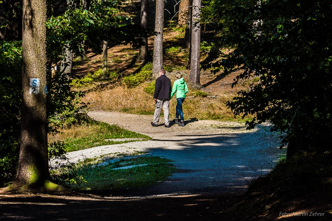 Foto: Martin Zehrer - Wandern in den Herbst - Rund um den Fichtelsee bei Fichtelberg. 