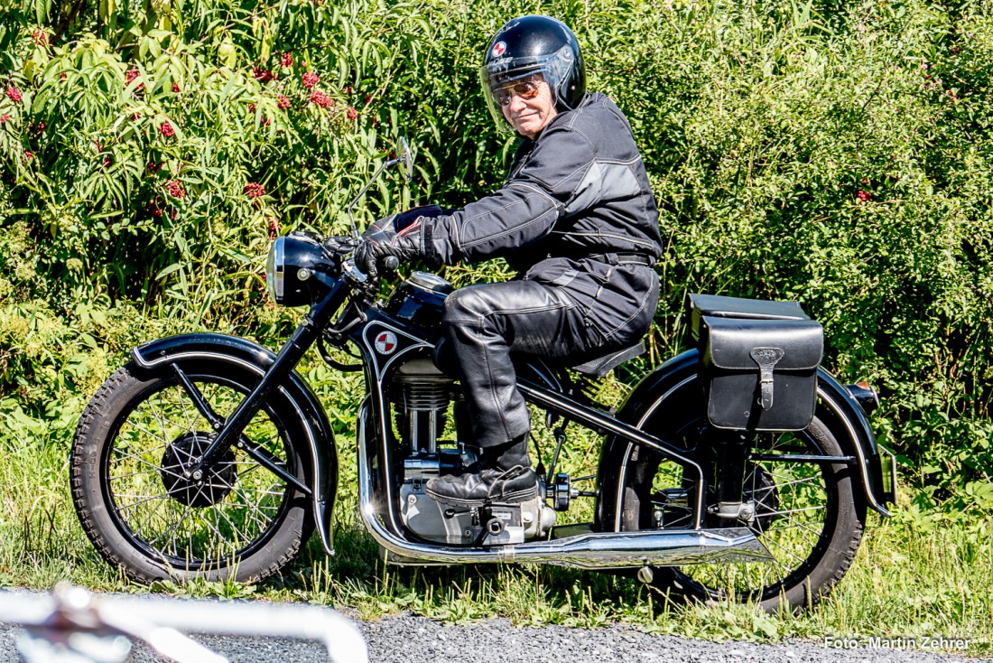 Foto: Martin Zehrer - Auch Motorräder waren der Rundfahrt des  Oldtimertreffens auf dem Armesberg dabei. 