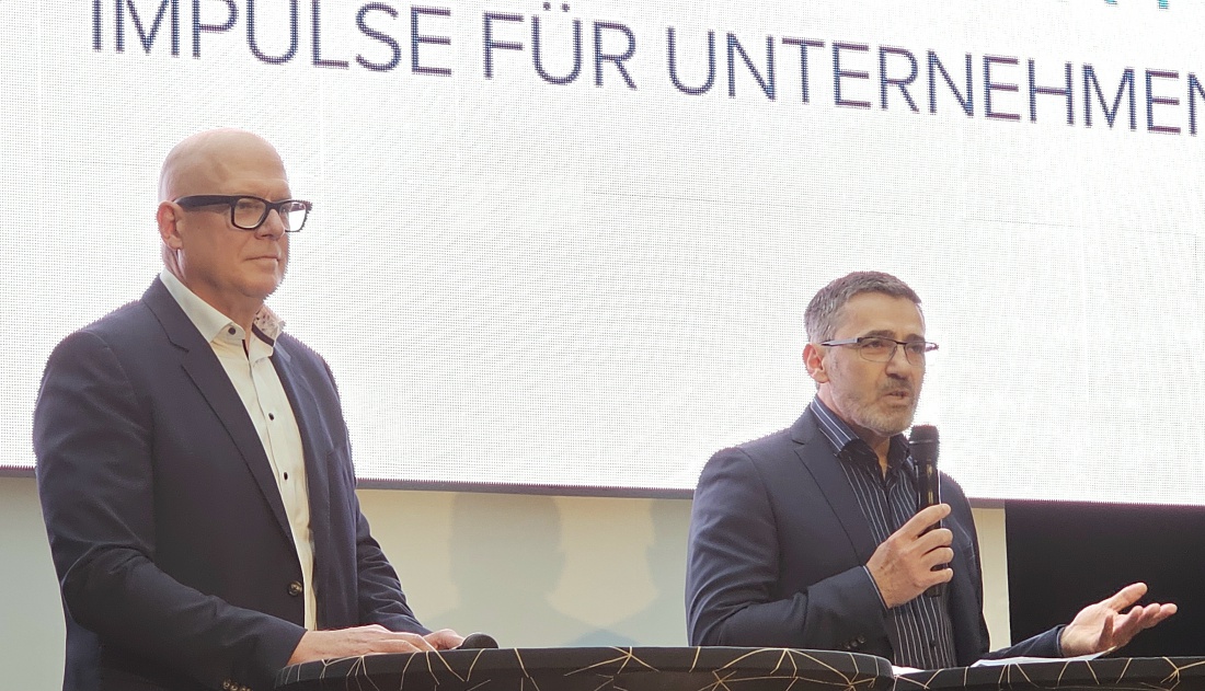 KI-Zukunftstag in Bayreuth: Wertvolle Impulse für Unternehmen

Beim diesjährigen KI-Zukunftstag in Bayreuth standen praxisnahe Einblicke und konkrete Handlungsempfehlungen rund um das Thema "Investieren mit Rückenwind" im Mittelpunkt. Auf der Bühne stellten sich Achim Weigelt, CEO der QFP GmbH, und Giuseppe Gambino, Inhaber von MFT, den Fragen eines moderierten Experteninterviews.

Durch das Gespräch führte Dr. Michael Hohl, der die beiden Fördermittelspezialisten gezielt zu aktuellen und relevanten Themen befragte. Im Fokus standen unter anderem aktuelle Förderprogramme für Digitalisierung, staatliche Unterstützungsmöglichkeiten für KI-Weiterbildung sowie ein systematisches Vorgehen, um Investitionen sicher und ohne unangenehme Überraschungen umzusetzen.

Das Interviewformat ermöglichte einen lebendigen und verständlichen Austausch, bei dem komplexe Inhalte anschaulich vermittelt wurden. Besonders hervorzuheben ist der Mehrwert für das Publikum:
Die Teilnehmenden profitierten spürbar von den fundierten Antworten und praxisnahen Beispielen der Experten. Die vorgestellten Ansätze boten konkrete Orientierung und direkt umsetzbare Impulse für die eigene Unternehmenspraxis.

Der KI-Zukunftstag zeigte eindrucksvoll, wie wichtig fundiertes Wissen und der Austausch mit erfahrenen Praktikern für zukunftsorientierte Investitionsentscheidungen sind - eine rundum gelungene Veranstaltung mit nachhaltigem Mehrwert.