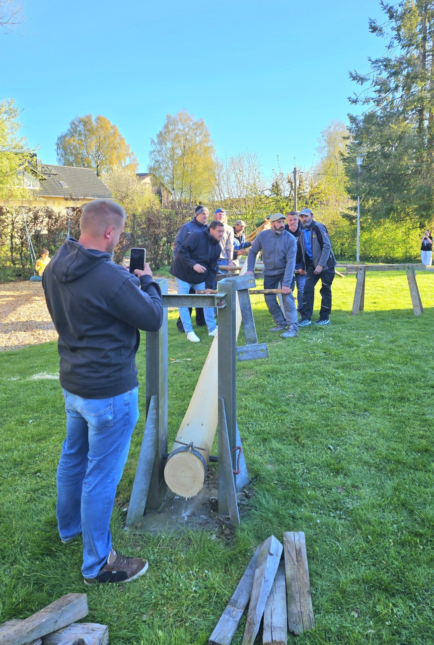 Brauchtum... Maibaum Aufstellen mit purer Manneskraft in Hermannsreuth