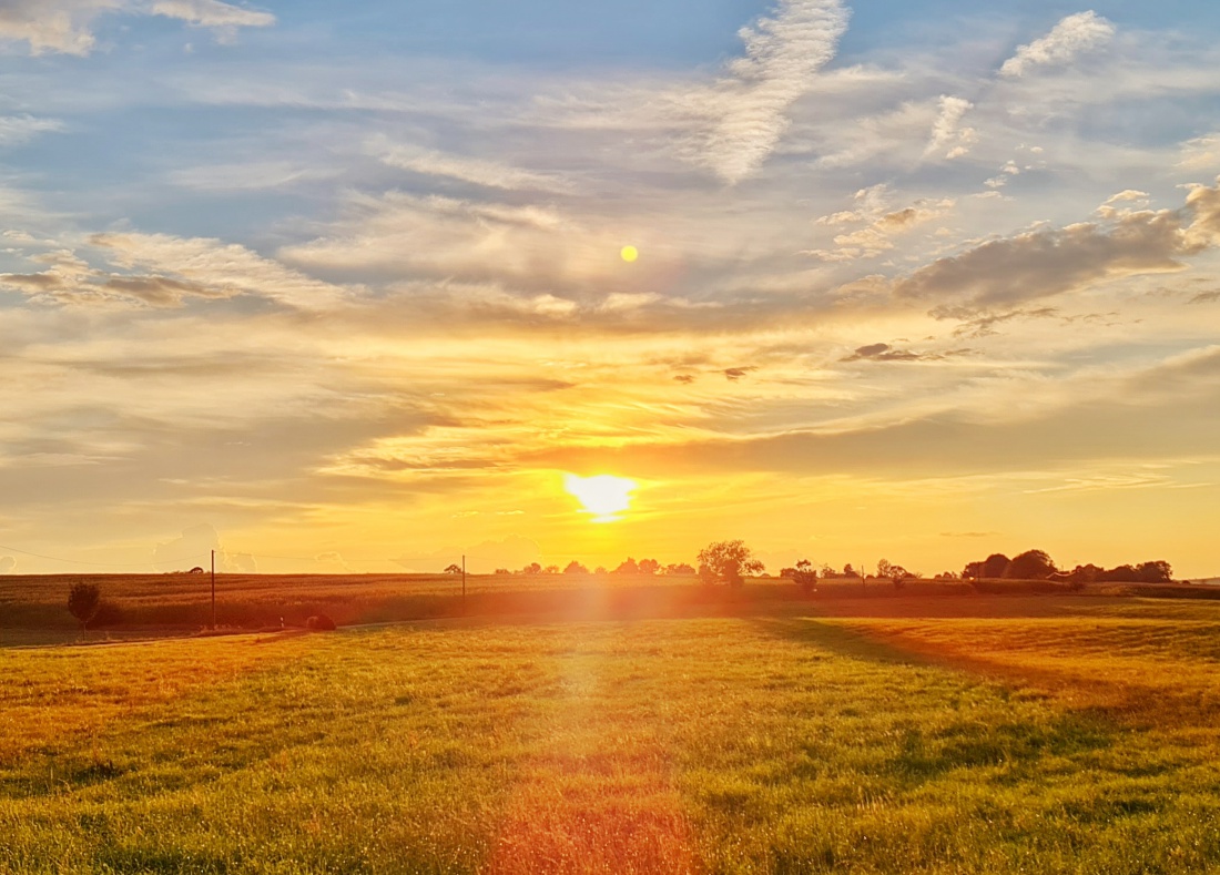 Foto: Jennifer Müller - Toller Sonnenuntergang zum Feierabend. Es wurde abends doch noch richtig sommerlich. Blick von Schwabeneggarten richtung Reuth.<br />
31.08.2021, ca. 20 Uhr, 17 Grad. 