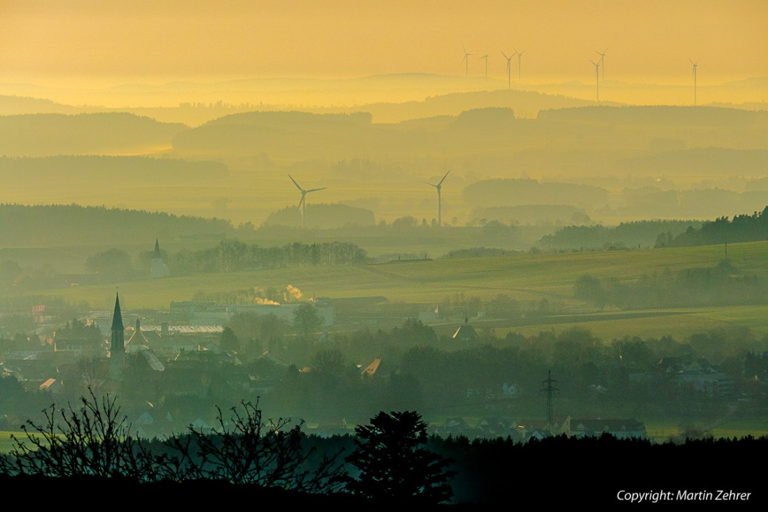 Foto: Martin Zehrer - Märchenland - Der Blick ins Kemnather-Land von Godas aus - Vorne links der Kirchturm der Kemnather Kirche, leicht rechts versetzt die Kirche von Oberndorf... Dahinter Win 