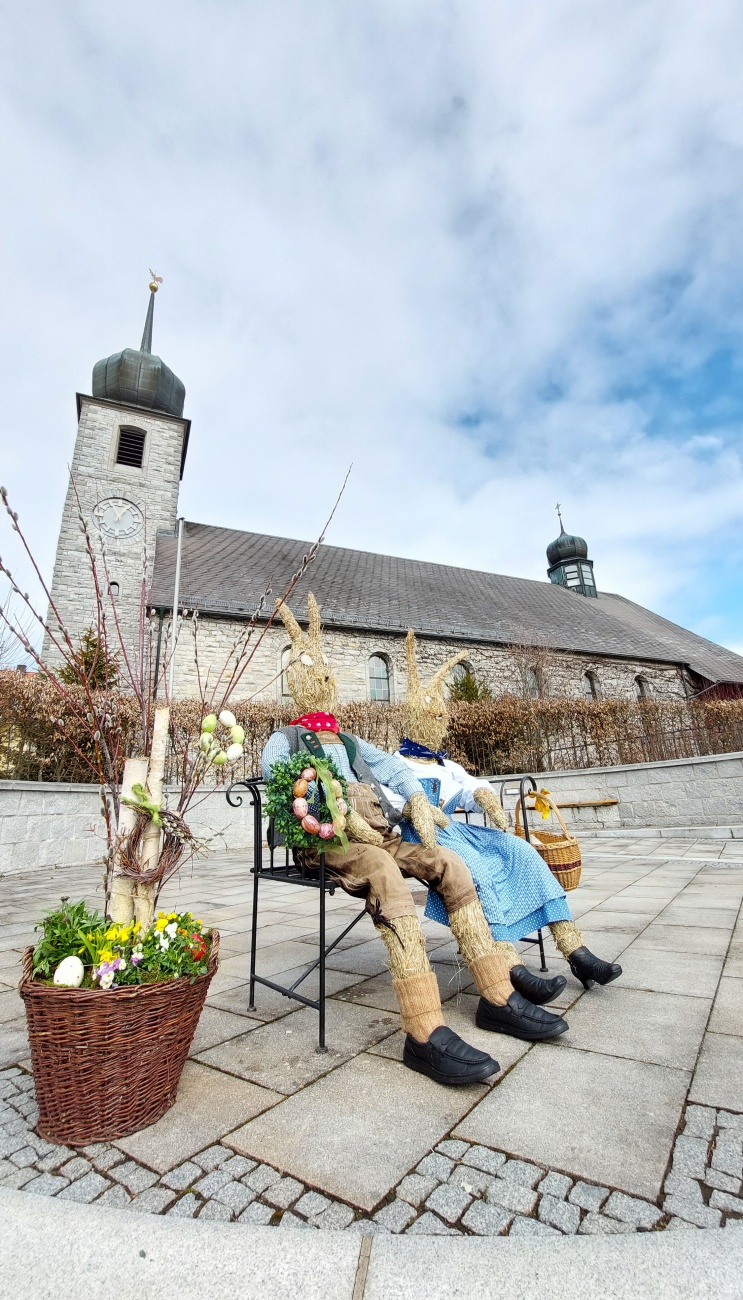 Foto: Martin Zehrer - Das Osterhasen-Pärchen vor der Kirche in Neusorg... 