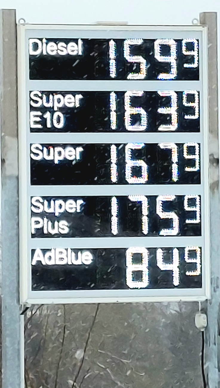 Foto: Martin Zehrer - 17. Januar 2024 - Sprit-Preise an einer Tankstelle in Neusorg. <br />
<br />
Diesel: 159,9 Cent<br />
Super Benzin: 167,9 Cent<br />
 