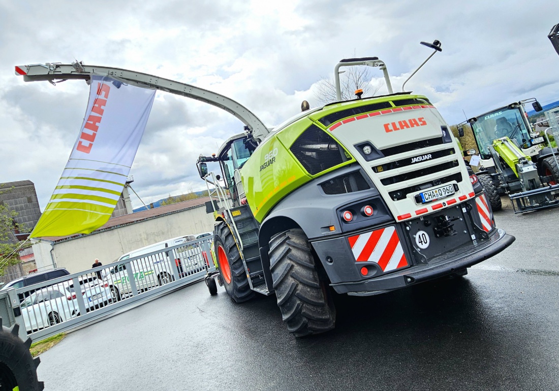 30 Jahre HOWA Land- und Forsttechnik

Am 18. und 19. April 2026 feierte HOWA Land- und Forsttechnik sein 30-jähriges Firmenjubiläum auf dem Firmengelände in Neusorg - und das mit großem Erfolg. Zahlreiche Kunden, Partner und Interessierte nutzten die Gelegenheit, um gemeinsam dieses besondere Ereignis zu feiern. Die Veranstaltung war an beiden Tagen sehr gut besucht, und besonders erfreulich war, dass auch viele Familien vor Ort waren und das Fest gemeinsam genossen.

Im Mittelpunkt stand die große Land- und Forstmaschinenausstellung mit namhaften Herstellern wie Fendt, Komatsu und weiteren. Ein besonderes Highlight waren die Live-Vorführungen der maschinellen Holzernte mit modernen Komatsu-Maschinen, darunter der Harvester 931 XC und der Forwarder 855, die eindrucksvoll ihr Können unter Beweis stellten.

Der Samstag bot neben der Ausstellung auch eine stimmungsvolle Abendveranstaltung mit Live-Musik. Bei der HOWA Party wurde bis in die Nacht hinein gefeiert und das Jubiläum gebührend gewürdigt.

Am Sonntag startete der Tag mit einem offiziellen Teil und Grußworten, gefolgt von einem zünftigen Weißwurstfrühstück mit Blasmusik. Für beste Unterhaltung sorgten am Nachmittag die Heusterz Musikanten. Während des gesamten Wochenendes wurde den Besuchern ein buntes Rahmenprogramm geboten - von Kinderattraktionen wie Hüpfburg und Kinderschminken bis hin zu kulinarischer Verpflegung und Getränken.

Das 30-jährige Jubiläum war ein voller Erfolg und ein gelungenes Fest für Jung und Alt.