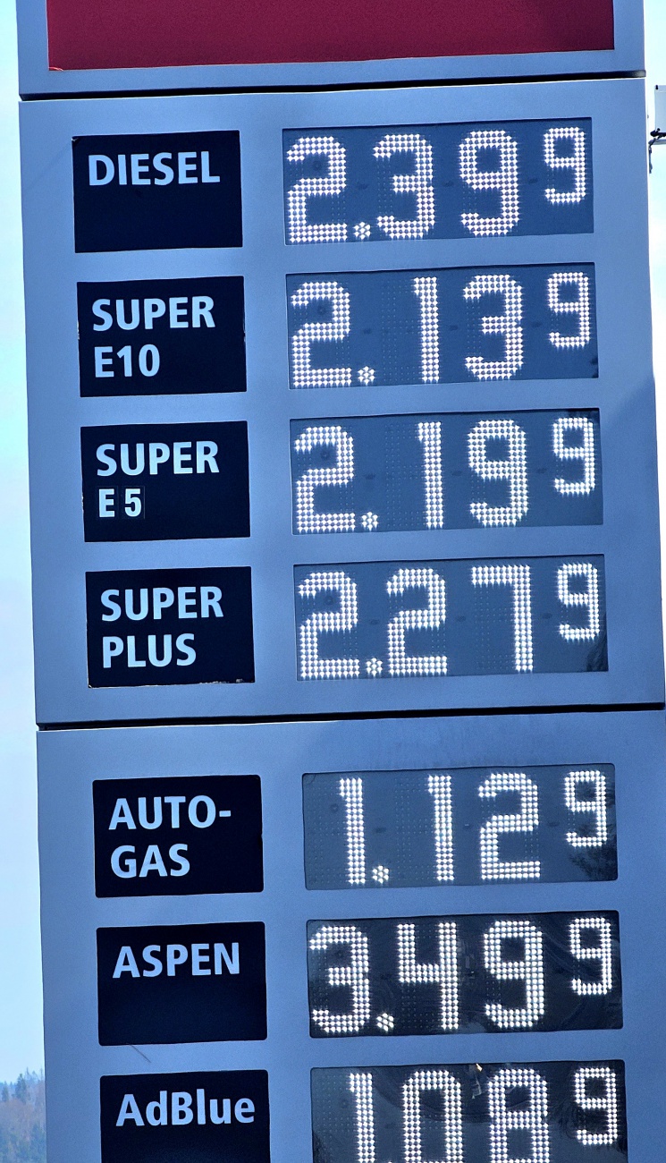 Tanken ist das neue Fliegen.
Nur ohne Ziel... :-D

Diese Spritpreise stammen vom 2. April 2026, von einer Tankstelle aus Kemnath.

Nur ein paar 100-Meter Luftlinie weiter kostete der Liter Diesel ca. 15 Cent weniger.