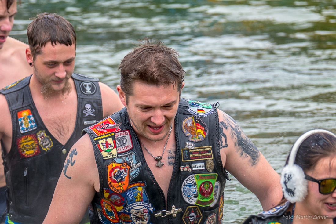 Foto: Martin Zehrer - Neujahrs-Schwimmen in Immenreuth bei ca. -5 Grad Außentemperatur und im eisig kalten Wasser...<br />
<br />
Bereits das 15. Mal springen nur die härtesten Badegäste ins Wasser des  