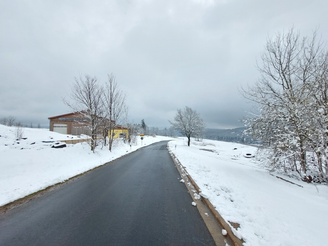 Foto: Martin Zehrer - Frühlingswanderung von Frankenreuth aus hoch nach Ölbrunn zum Scherm bzw. Zur Schönen Aussicht.<br />
Das Wetter war durchwachsen.<br />
Ca. 7 cm Schnee.<br />
Beim Rauflaufen, Bewölkt, 