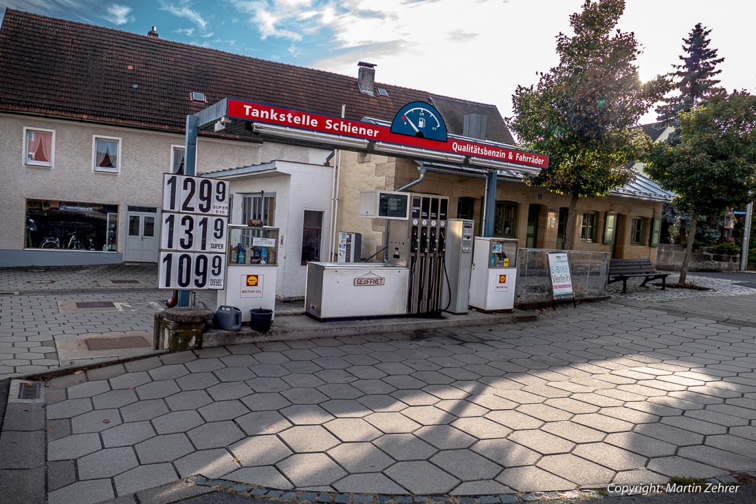 Foto: Martin Zehrer - Kult: Tankstelle Schiener in Kemnath, hier tankt noch der Tankwart das Auto der Kunden! 