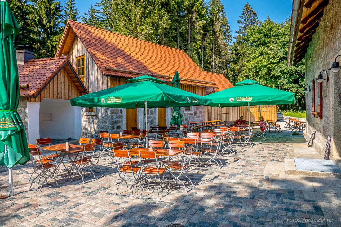Foto: Martin Zehrer - Mit Biergarten hinterm Waldhaus. Das Wetter ist überragend, nicht zu warm und nicht zu kalt. Genau richtig um hierher zu wandern. 