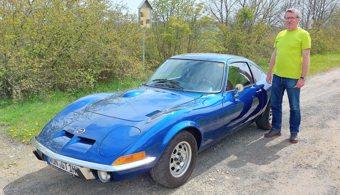 Foto: Martin Zehrer - Bernd mit seinem 72er Opel GT auf dem Armesberg.<br />
<br />
Motor: 1.9 mit 90 PS 