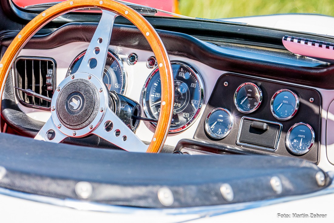 Foto: Martin Zehrer - So sah es früher im Inneren eines Sportwagens aus. Fotografiert auf dem Armesberg, als der Motorsportclub Wunsiedel e.V. am Mesnerhaus pausierte um Brotzeit zu machen. Vi 