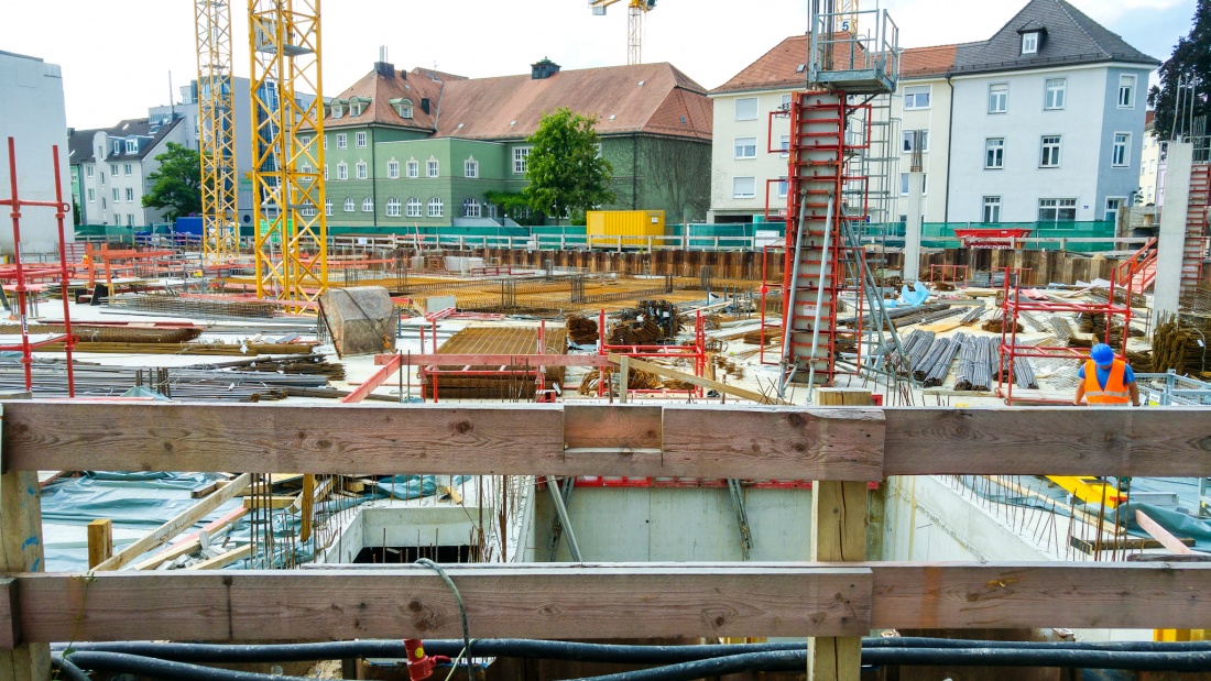 Foto: Martin Zehrer - Durchgeblickt - Die neue Stadtgalerie in Weiden wird gebaut. Dieses Bild entstand am 3. Juli 2017. 