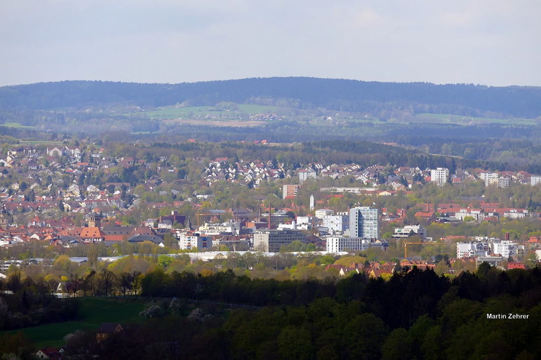 Foto: Martin Zehrer - Bayreuth aus der Ferne. Der Blick richtet sich von der aus Weidenberg herkommenden Straße auf die Stadt. 