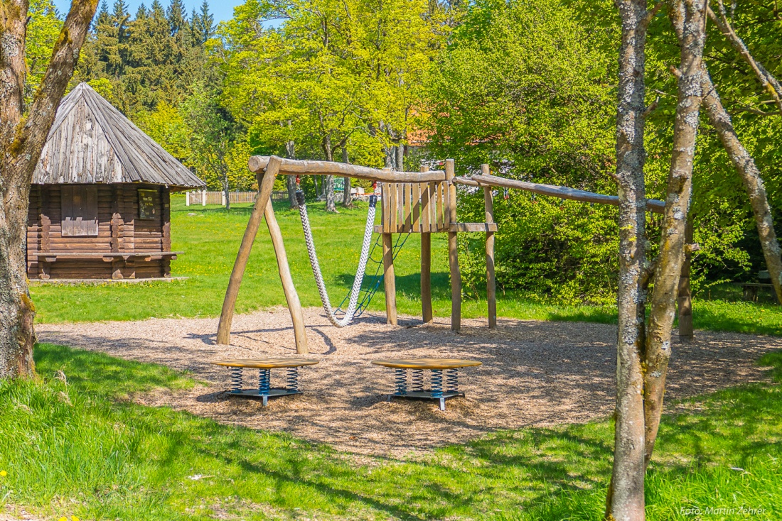 Foto: Martin Zehrer - Nach 2 Kilometern von Pfaben aus tritt man aus dem Wald und erkennt gleich einen Spielplatz mit mehreren Tischen und Bänken aus Stein. Nebenan kann man das Rotwild sehen. 