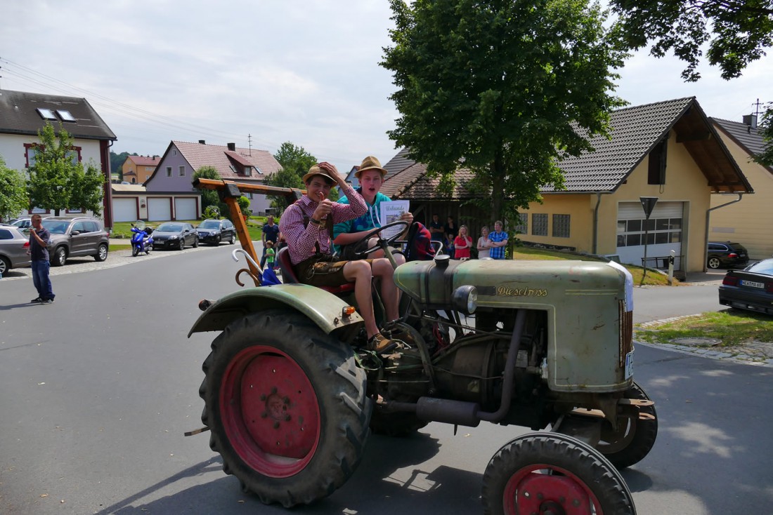 Foto: Martin Zehrer - Mit dem Dieselross auf Ausfahrt durch Oberwappenöst. 