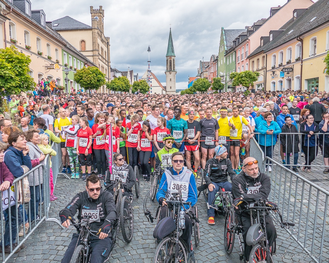 Foto: Martin Zehrer - Nofi-Lauf 2017: Start am Stadtplatz und Ziel beim Siemens... 5,9 Kilometer durch Kemnath und rund herum. Mehr als 8000 Teilnehmer fanden sich in Kemnath zusammen um die S 