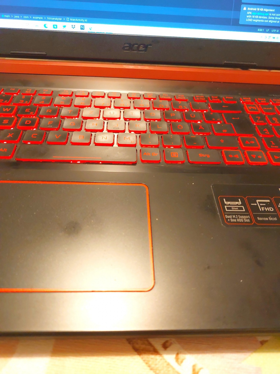 Foto: Martin Zehrer - Hier haben wir das Herzstück eines echten Programmierers: ein Laptop mit einer Tastatur, die so rot leuchtet, dass man meinen könnte, er ist auf dem besten Weg, einen Vul 