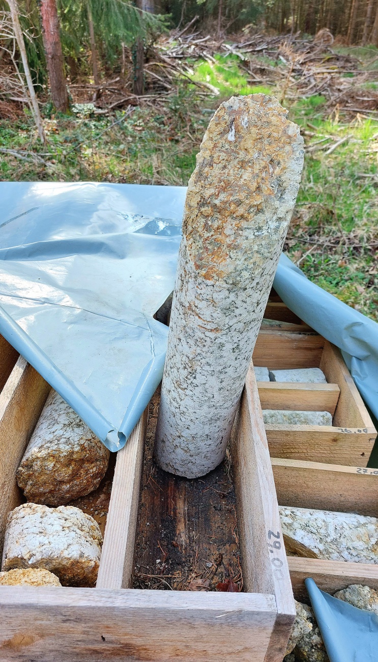 Foto: Martin Zehrer - Bohrproben, stehen an einem Feldweg bei Tirschenreuth... 