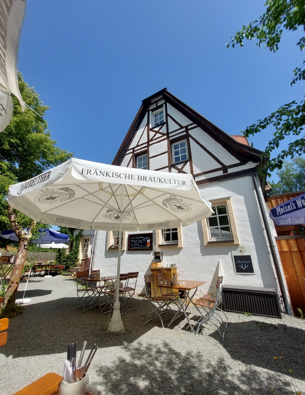 Foto: Martin Zehrer - Am Vormittag, kurz vor der Öffnung - zum Mittagstisch in der wunderschönen Tauritzmühle.<br />
Nebenan kann man sich bei über 30 Grad die Füße im Bach abkühlen :-) 