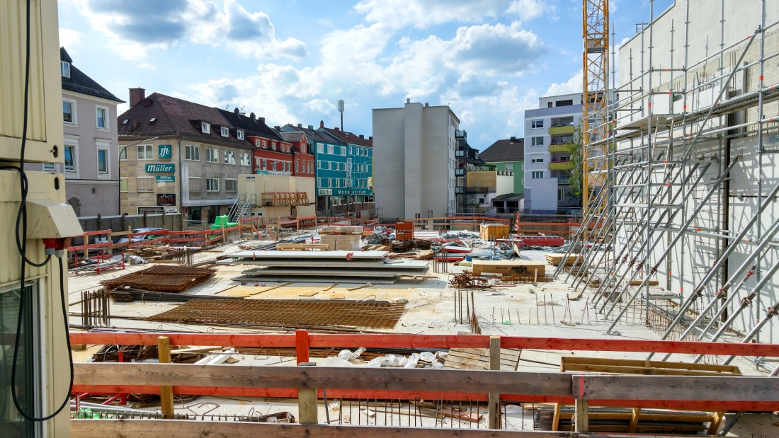 Foto: Martin Zehrer - 3. Juli 2017: Auf der Baustelle der neuen Stadtgalerie in Weiden geht es voran. Einst stand hier das Hertie-Kaufhaus, bis es 2015 abgerissen wurde. 