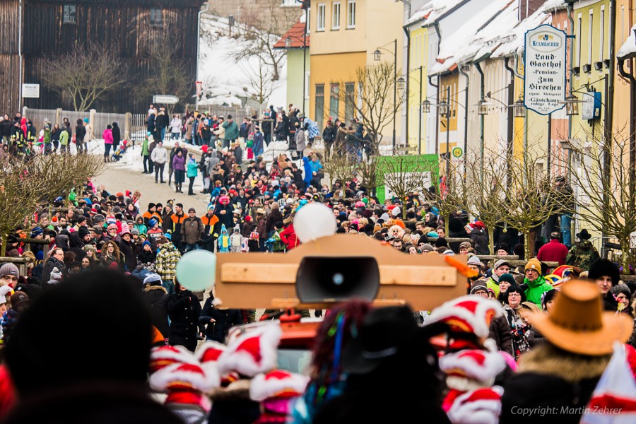 Foto: Martin Zehrer - Faschingszug durch Waldeck. Am Sonntag, den 15.2.2015 war es wieder so weit. Ein langer Zug<br />
mit zig Gaudiwagen und Hunderten Narren zog durch den Waldecker Markt. Mit vi 