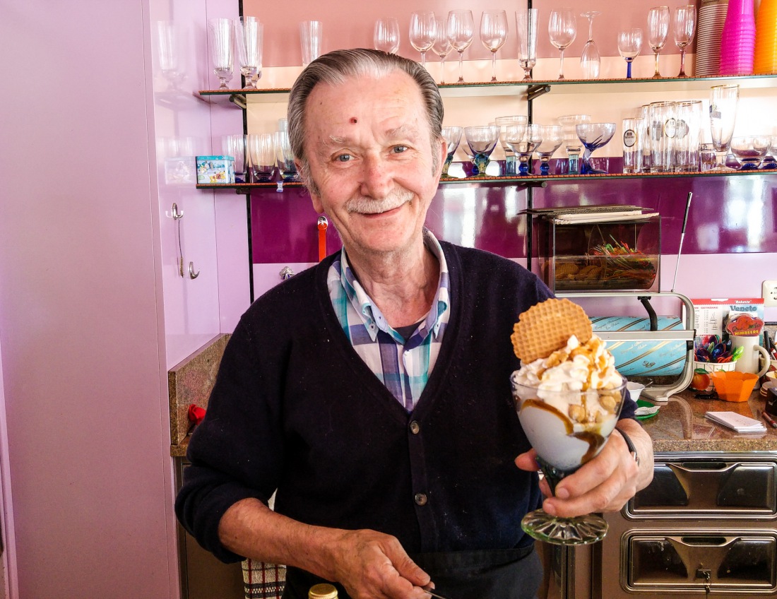 Foto: Martin Zehrer - Eis vom Chef persönlich - Eisdiele Roberto in Kemnath... 