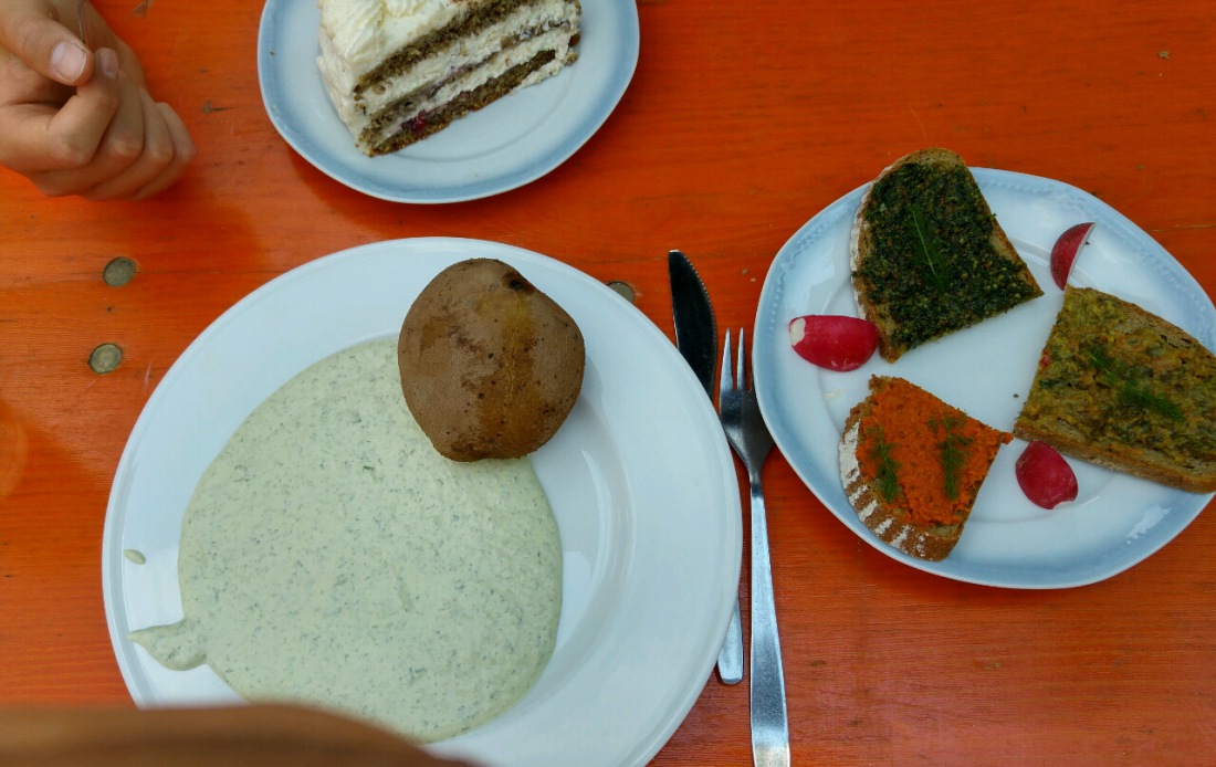 Foto: Martin Zehrer - Lecker-schmecker... Erdäpfel mit Quark und Kräuterbroten. Auch der Kuchen war top! 