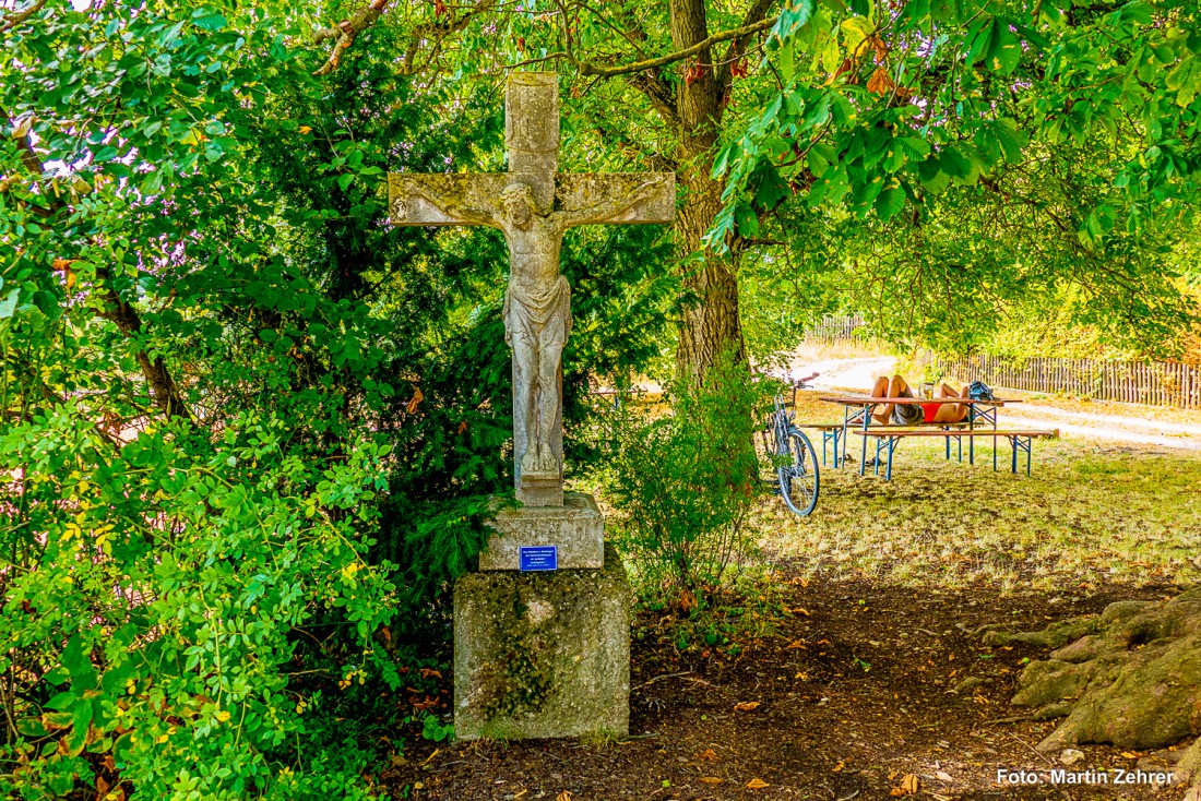 Foto: Martin Zehrer - Einfach mal hinterm Kreuz ausspannen. Gesehen im Biergarten vom Höhwirt bei Tremmelhauserhöhe. Die Fam. Huf verwöhnt hier oben die Gäste. 