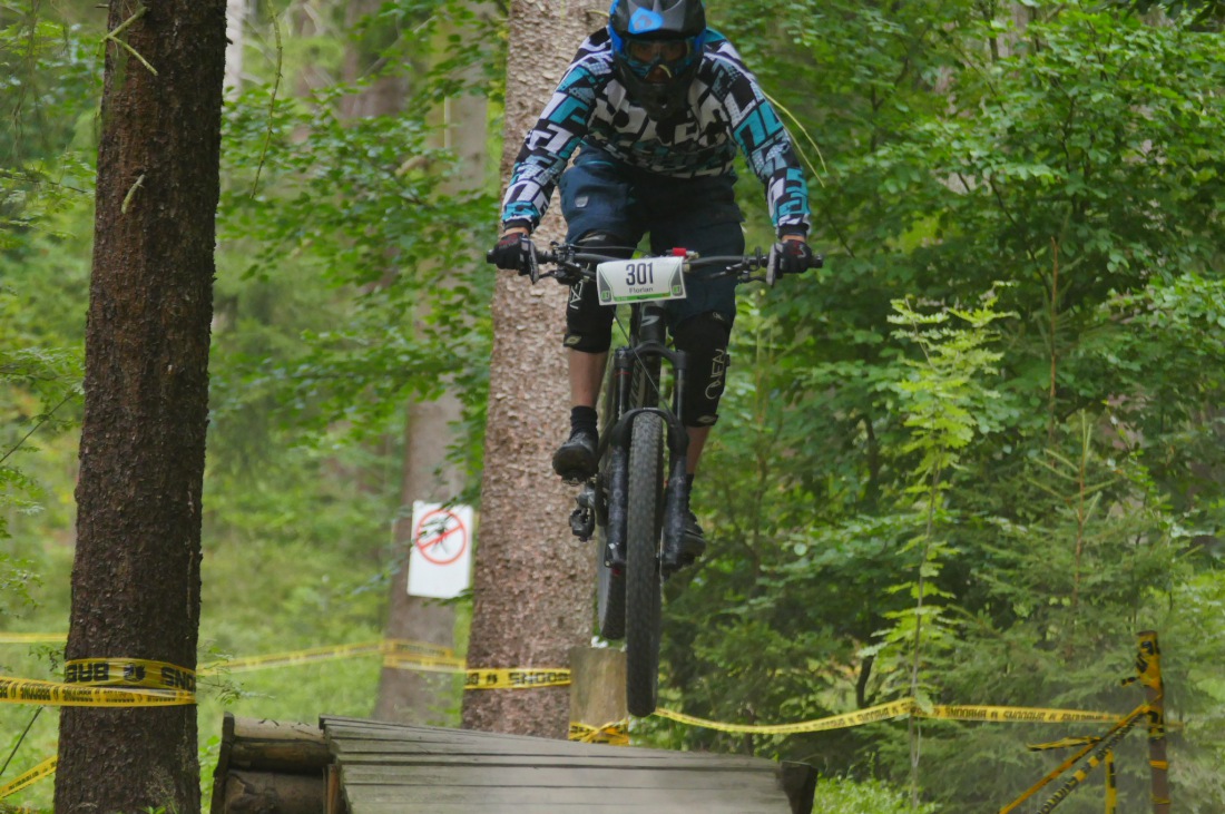 Foto: Martin Zehrer - Den Ochsenkopf hinunter rasen ;-)<br />
<br />
Heute ist Training und Startplatz-Rausfahren für morgen. Dieser Lauf zählt zur Enduro one Serie und wird auf der Downhillstrecke am O 