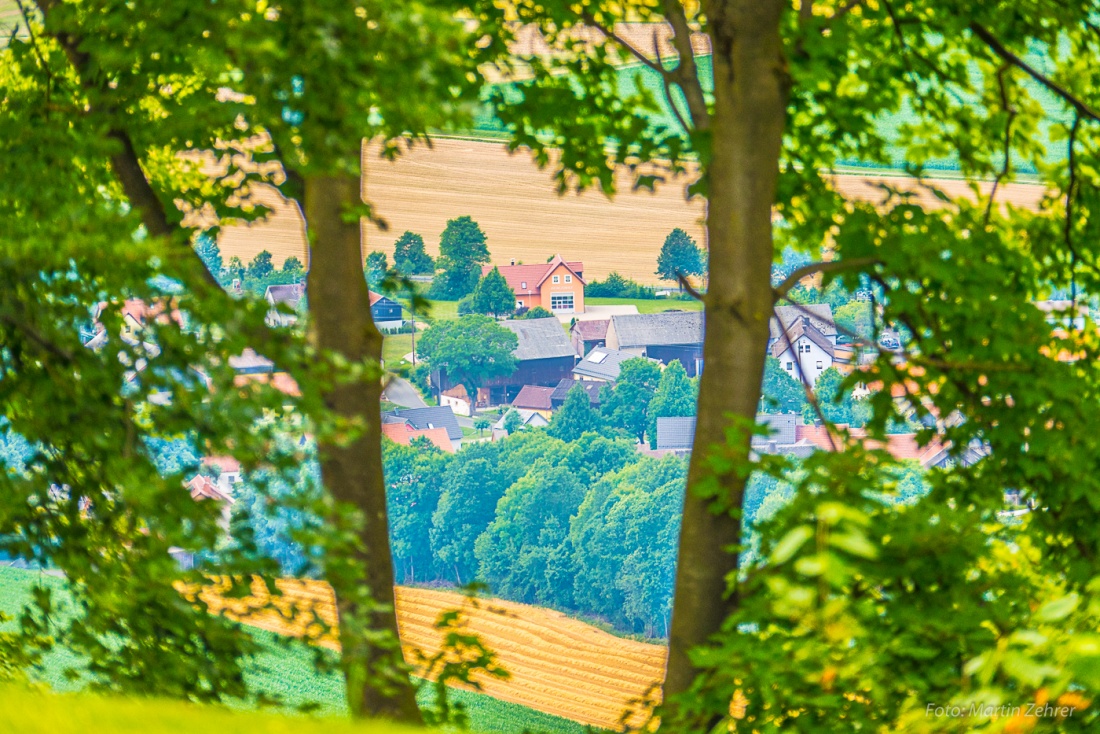 Foto: Martin Zehrer - Wenn man von der Kirche auf dem Armesberg heraus kommt und dann durch zwei Bäume guckt, kann man direkt aufs Feuerwehrhaus in Zinst blicken... ;-) 