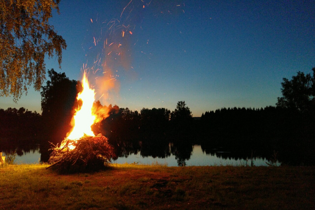 Foto: Martin Zehrer - Geburtstagsfeier am Weiher und dazu gleich noch ein Johannisfeuer! Unglaublich schön an solch lauhen Nächten wie sie derzeit sind ;-) 