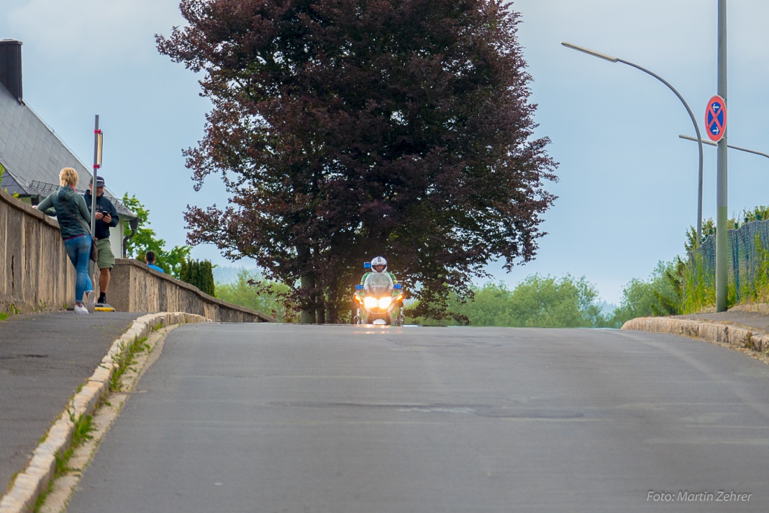 Foto: Martin Zehrer - Am Friedhof... Das Voraus-Motorrad der Polizei taucht auf...<br />
<br />
Nofi-Lauf 2017: Start am Stadtplatz und Ziel beim Siemens... 5,9 Kilometer durch Kemnath und rund herum. M 