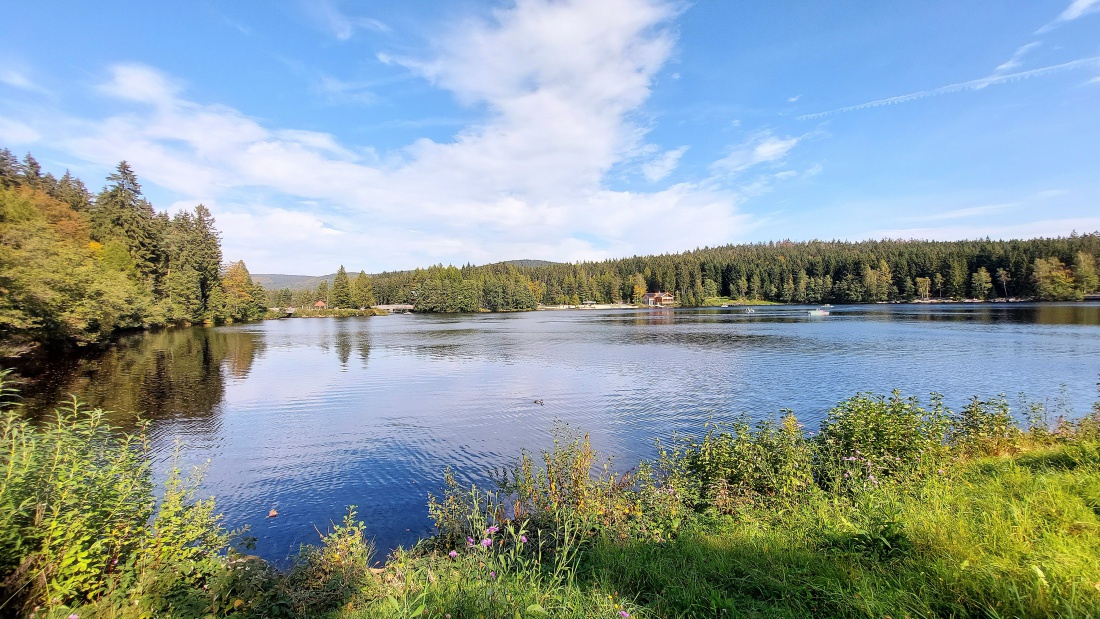 Foto: Martin Zehrer - Der Fichtelsee im Fichtelgebirge an einem wunderschönen Herbst-Tag. <br />
<br />
Das Wasser war um Mittag rum herrlich. <br />
<br />
- ca. 23 Grad<br />
- viel Sonne und blauer Himmel mit einig 