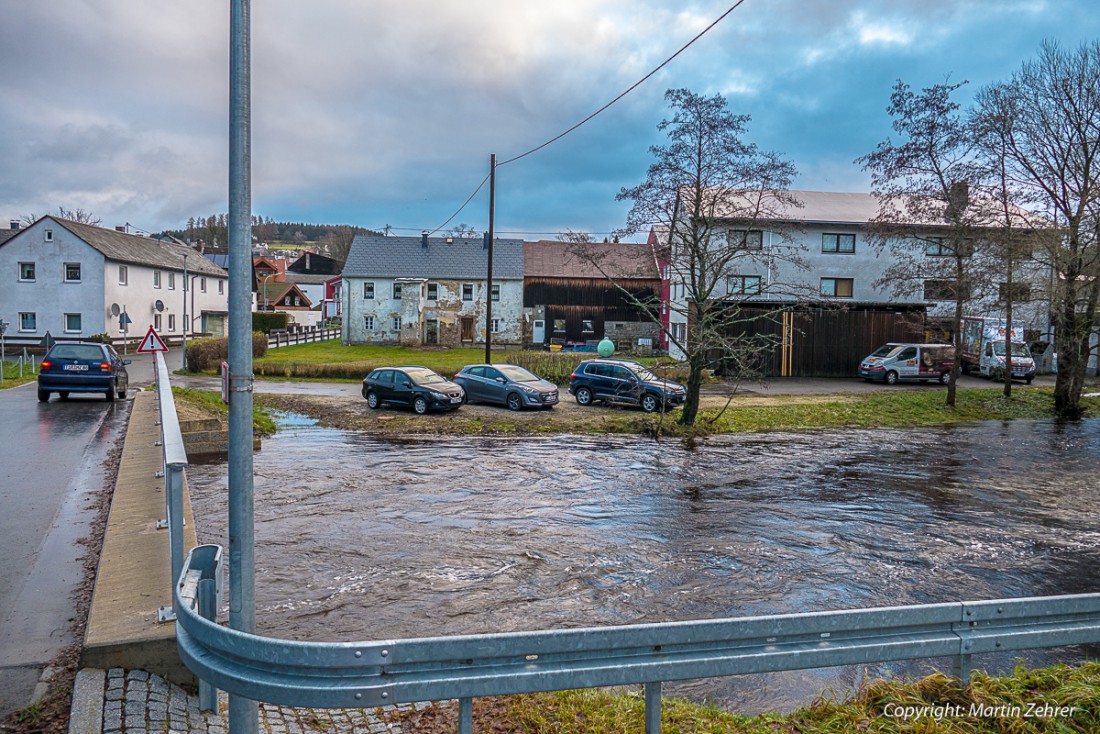 Foto: Martin Zehrer - 1. Dezember 2015 - Die Fichtelnaab in Ebnath. Nur noch ein paar Zentimeter und das Wasser tritt über die Ufer.<br />
<br />
Eine Anwohnerin erklärte mir, dass ich bereits einen Tag 
