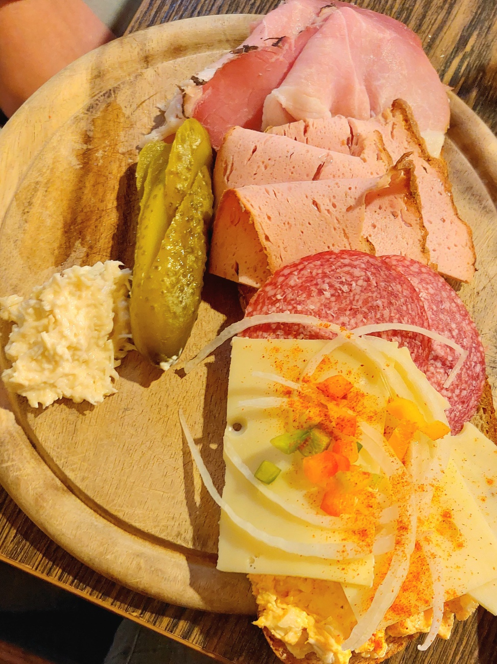 Üppiges Brotzeit-Brot beim Kramer Zoigl in Falkenberg...