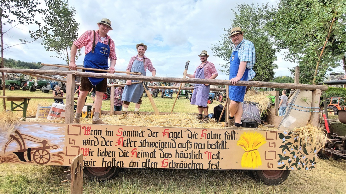 Foto: Martin Zehrer - Dreschen... Altes Handwerk auf dem Bulldog-Treffen in Oberwappenöst.  