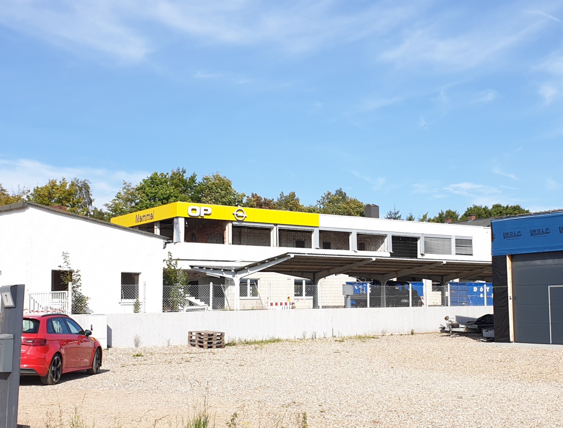 Foto: Martin Zehrer - Das ehemalige Opel-Autohaus in Kemnath wird scheinbar abgerissen.<br />
Die Fenster sind bereits ausgebaut, die Räumlichkeiten leer.<br />
Vom ehemaligen OPEL-Schriftzug hängen nug 