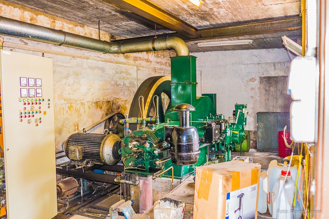 Foto: Martin Zehrer - Mühlentag auf der Schustermühle: Auch das Maschinen-Haus der Mühle war geöffnet.<br />
<br />
Dort gibt es zwei Stromgeneratoren zu besichtigen, die von großen Herford Langsam-Läuf 