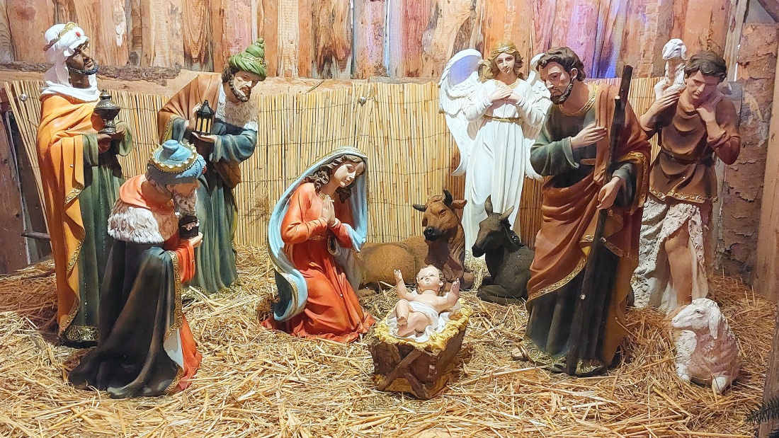 Foto: Martin Zehrer - Die Weihnachtskrippe unterm Christbaum am kemnather Stadtplatz.  