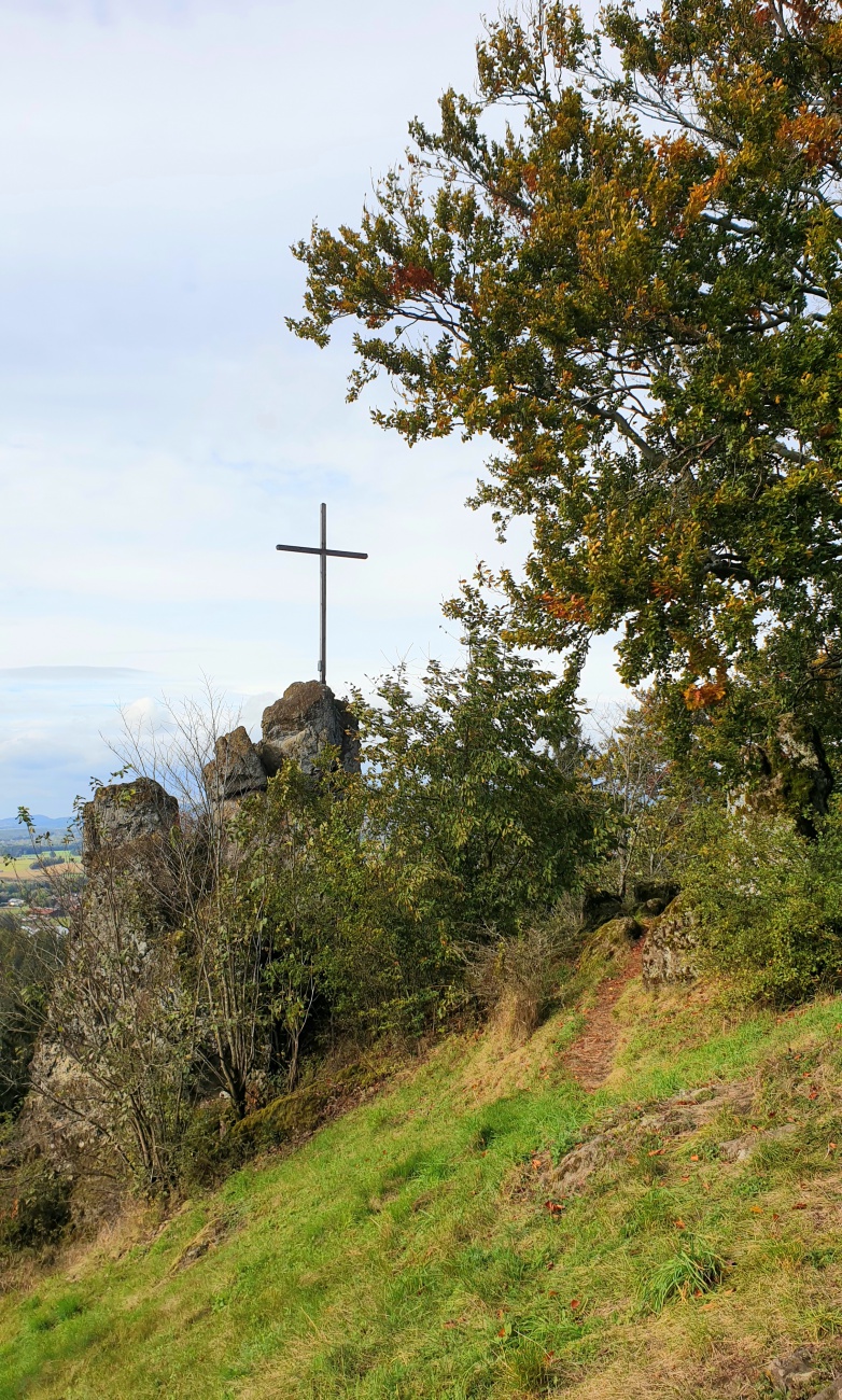 Foto: Martin Zehrer - Das Gipfelkreuz auf dem Anzenstein bei Schönreuth. 
